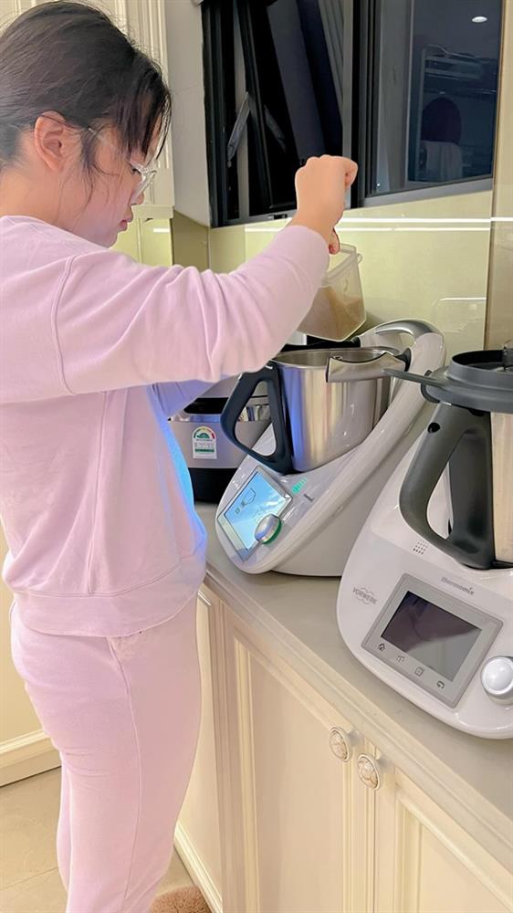 Con gái cưng của MC Diệp Chi được khen là Cô Tấm, chăm sóc mẹ từ quần áo đến ăn uống, tài làm bánh thì cực đỉnh-1