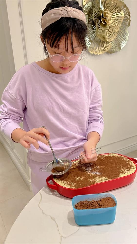 Con gái cưng của MC Diệp Chi được&nbsp;khen là Cô Tấm, chăm sóc mẹ từ quần áo đến ăn uống, tài làm bánh thì cực đỉnh-4