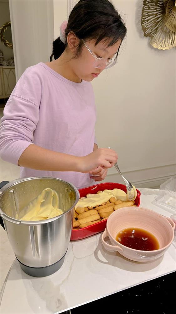 Con gái cưng của MC Diệp Chi được&nbsp;khen là Cô Tấm, chăm sóc mẹ từ quần áo đến ăn uống, tài làm bánh thì cực đỉnh-3