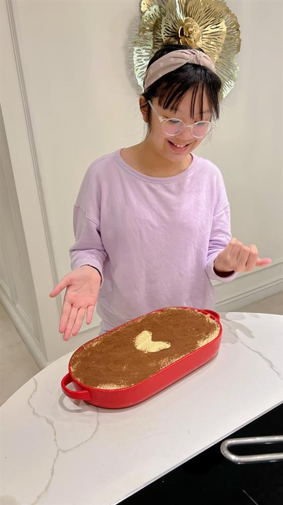 Con gái cưng của MC Diệp Chi được&nbsp;khen là Cô Tấm, chăm sóc mẹ từ quần áo đến ăn uống, tài làm bánh thì cực đỉnh-6