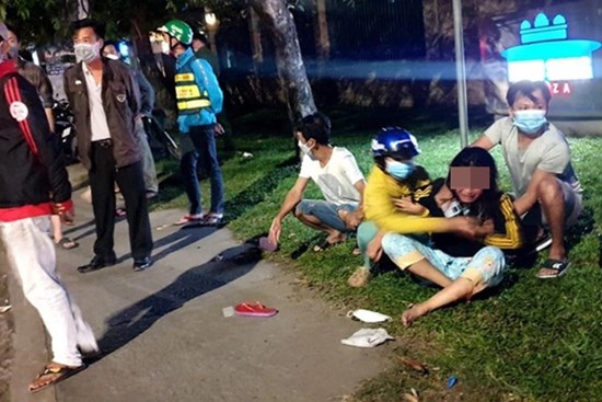 Vợ gào khóc thảm thiết tại hiện trường chồng bị tai nạn tử vong sau tiệc tất niên