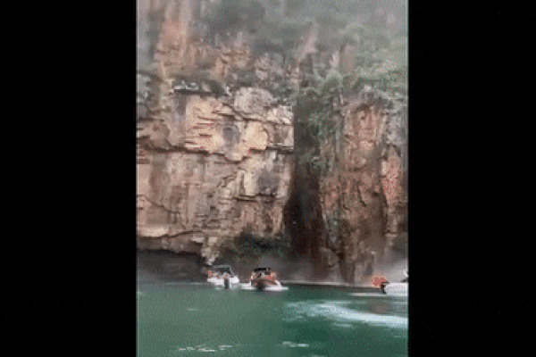 Vách đá đổ sập xuống thuyền chở khách khiến hàng chục người thương vong