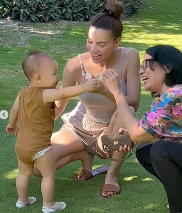 Thánh hài Leon nhà Hồ Ngọc Hà bỗng dịu dàng đến ngạc nhiên, làm một hành động với bà và mẹ khiến ai cũng tan chảy-1