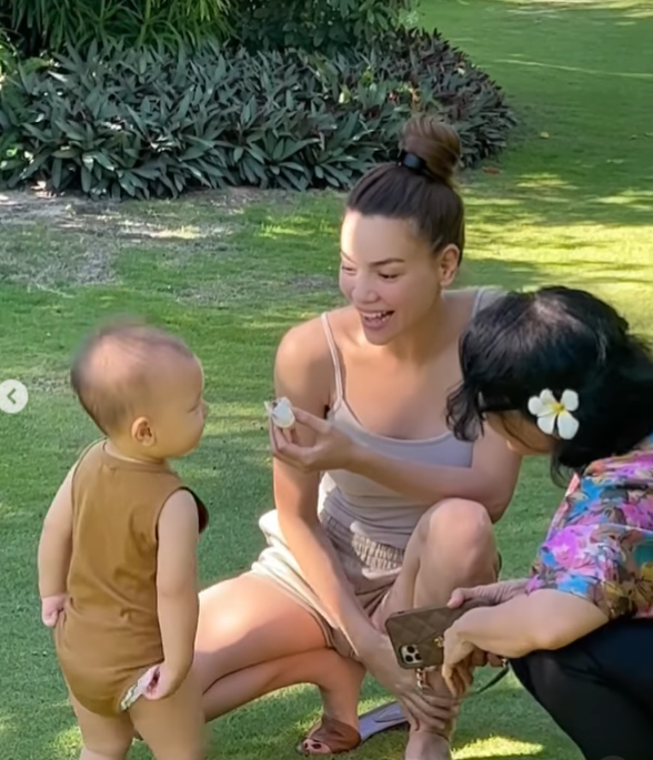 Thánh hài Leon nhà Hồ Ngọc Hà bỗng dịu dàng đến ngạc nhiên, làm một hành động với bà và mẹ khiến ai cũng tan chảy-2