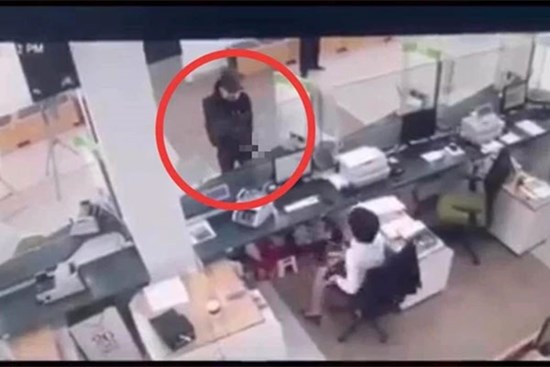 Gã thanh niên cướp 3 tỷ đồng tại ngân hàng: Đưa một khoản tiền cho bạn gái và chôn một khoản tại gốc đào ở nhà