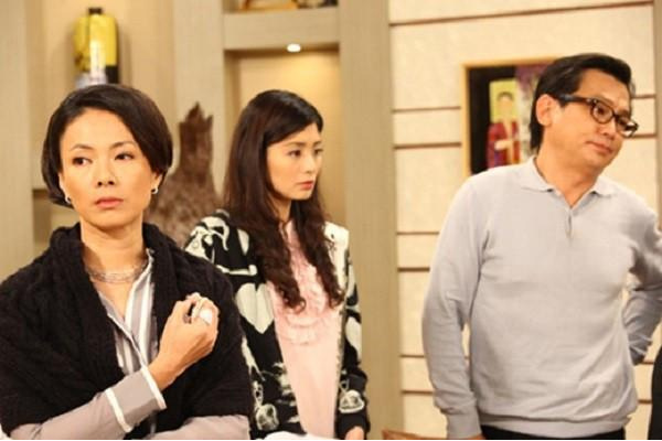 Bố mẹ vợ mời bố mẹ tôi vào nhà hàng ăn tối, thanh toán tiền xong bố tôi rút thẻ ra, mẹ vợ xấu hổ không nói nên lời-1