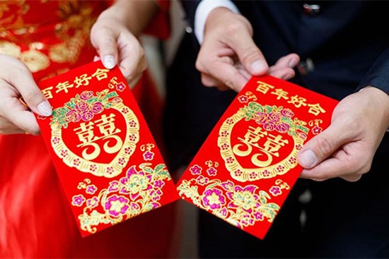 Mừng cưới sếp gấp 3 lần đồng nghiệp, anh nhân viên choáng váng khi nhận cuộc gọi lúc ra về