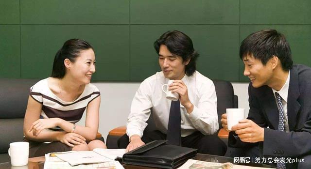 Mừng cưới sếp gấp 3 lần đồng nghiệp, anh nhân viên choáng váng khi nhận cuộc gọi lúc ra về-2