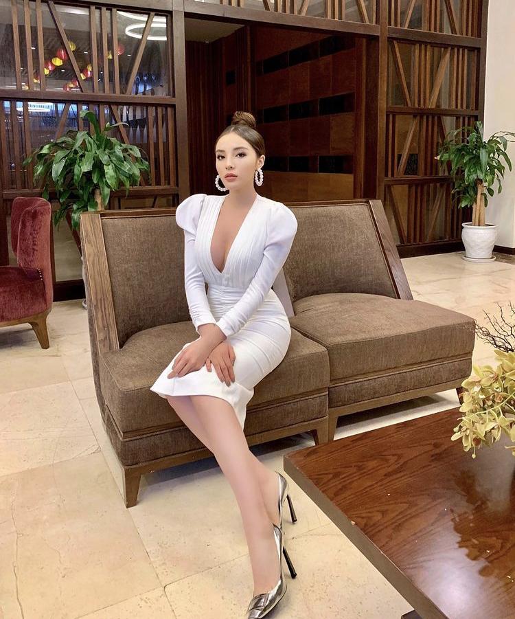 Kỳ Duyên hình như đã dao kéo tháo túi ngực rồi!-9