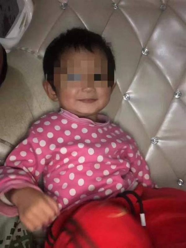 Bé gái 2 tuổi bị đầu độc bằng kẹo tẩm thuốc chuột trong đám cưới, danh tính thủ phạm khiến ai nấy bàng hoàng, động cơ giết người còn gây choáng váng hơn-1