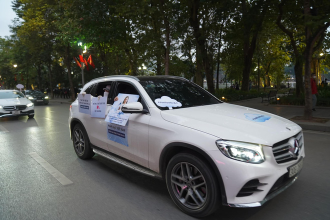 Dàn ô tô diễu hành quanh trung tâm Hà Nội lan tỏa thông điệp mạnh mẽ sau vụ dì ghẻ bạo hành bé gái 8 tuổi-1