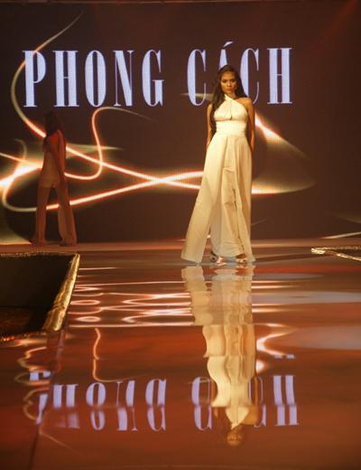 Nói xấu hổ vì Ngọc Trinh, nhưng siêu mẫu này lại bị phạt vì ngực xổ ra ngoài-8