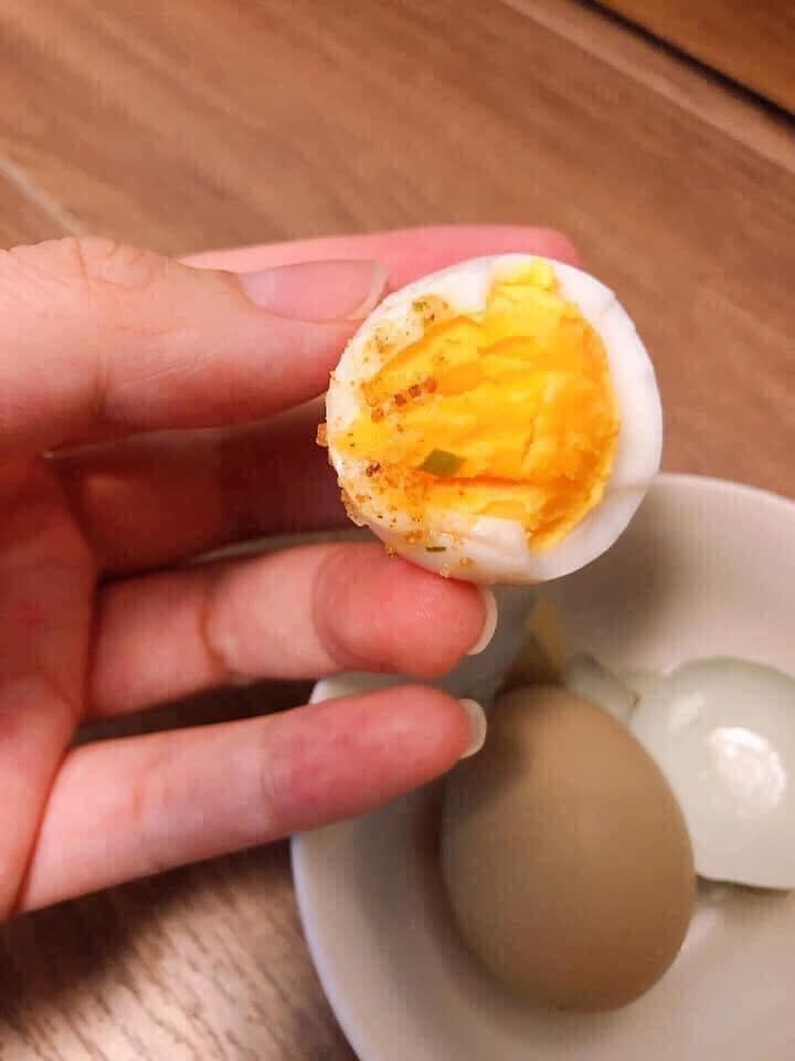 Loại trứng màu xanh đỏ bắt mắt, giá đắt gấp 10 lần trứng gà ta nhưng chị em vẫn lùng mua-4