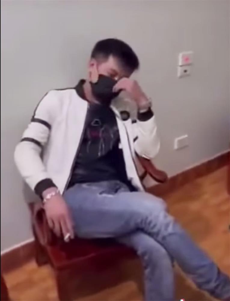 Xôn xao clip bố chồng thay con trai vào tận nhà nghỉ bắt quả tang con dâu xinh đẹp đang ngoại tình cùng trai lạ-1