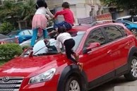 Trẻ con thi nhau nhảy lên xe sang gây thiệt hại hơn 1 tỷ đồng, thái độ ngang ngược của phụ huynh khiến ai nấy sốc