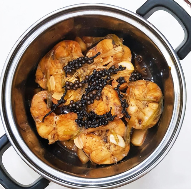 Trời lạnh vào bếp làm ngay món cá kho kiểu này thì không còn gì tuyệt vời bằng-5