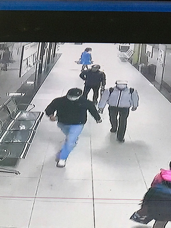 Từ vụ 3 kẻ lạ mặt xông vào tận căn hộ khống chế chủ nhà cướp tài sản: Cư dân HH Linh Đàm thận trọng đóng kín cửa, cảnh giác người ra vào-3