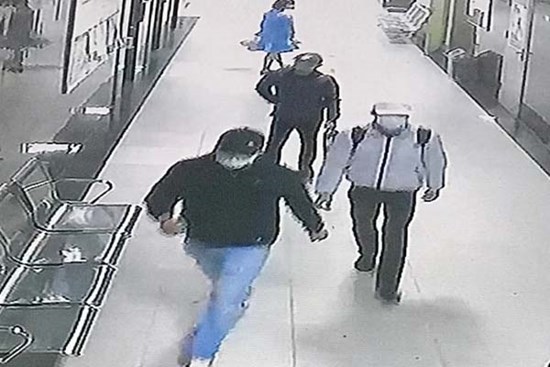 Từ vụ 3 kẻ lạ mặt xông vào tận căn hộ khống chế chủ nhà cướp tài sản: Cư dân HH Linh Đàm thận trọng đóng kín cửa, cảnh giác người ra vào