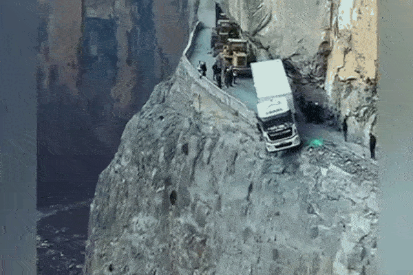 Du khách trượt chân rơi xuống vách núi dựng đứng-1