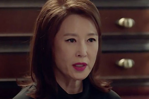 Mẹ chồng ốm, tôi bán nhà để chữa bệnh cho bà, sau 3 năm chị chồng về quê, điều chị làm khiến tôi bất ngờ-2