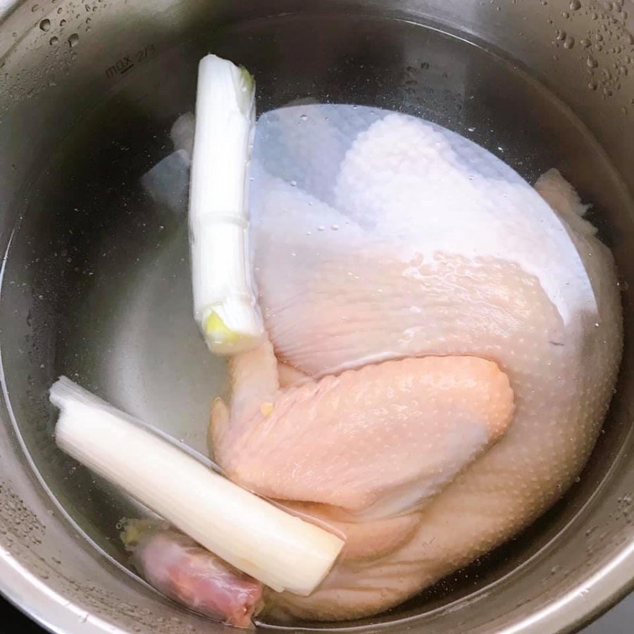 Luộc gà nhớ thêm thứ nước này, đảm bảo da vàng ươm, căng bóng, thơm nức nở-4