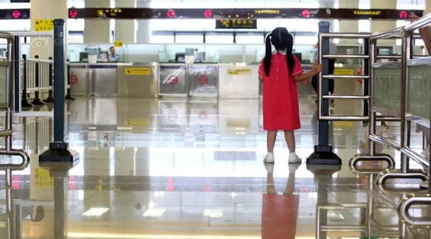 Bé gái 3 tuổi đi siêu thị bị lạc, nhanh trí nhờ bảo vệ gọi giúp, đến khi nghe loa gọi tên ông bố không biết chui mặt vào đâu-1