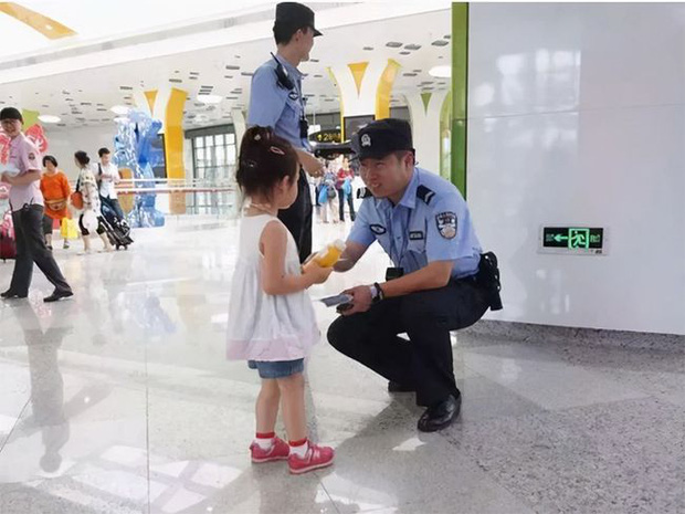 Bé gái 3 tuổi đi siêu thị bị lạc, nhanh trí nhờ bảo vệ gọi giúp, đến khi nghe loa gọi tên ông bố không biết chui mặt vào đâu-2