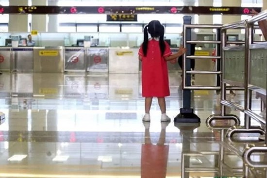 Bé gái 3 tuổi đi siêu thị bị lạc, nhanh trí nhờ bảo vệ gọi giúp, đến khi nghe loa gọi tên ông bố không biết chui mặt vào đâu