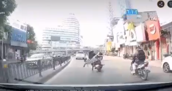 Cô gái ngồi sau xe máy bất ngờ ngã lộn xuống đường, lỗi sai mà chị em nào cũng nên chú ý-1