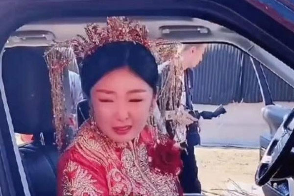 Cô dâu đòi hơn 300 triệu mới chịu xuống xe hoa, chú rể lập tức hủy hôn: Đến từ đâu thì cút về đó-1