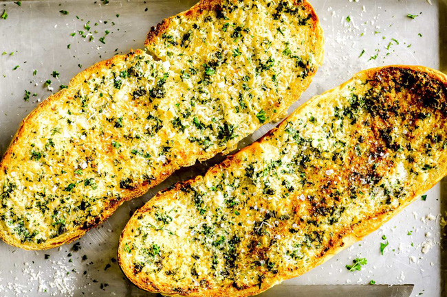 Cách làm bánh mì bơ tỏi ngon nhất bằng nồi chiên không dầu, người kỹ tính cũng phải gật gù khen nức nở-1