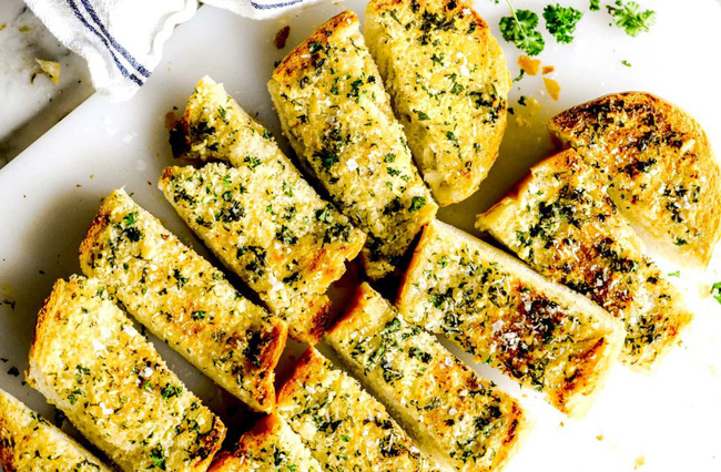 Cách làm bánh mì bơ tỏi ngon nhất bằng nồi chiên không dầu, người kỹ tính cũng phải gật gù khen nức nở-4