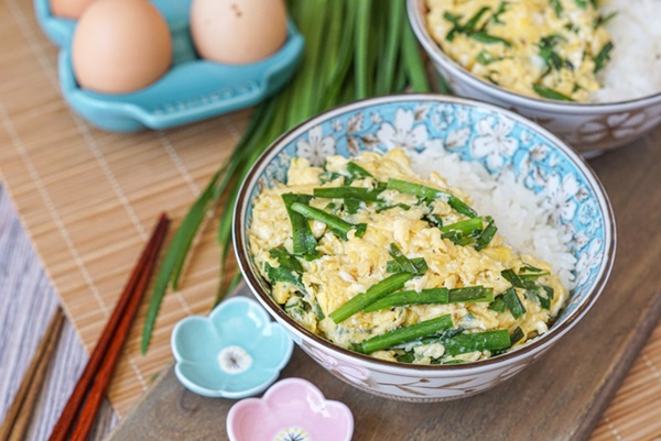 Khi chiên trứng, người Nhật không cho hành lá mà dùng loại rau này để ngừa ung thư và trường thọ, tiếc là người Việt ít ai thích-2