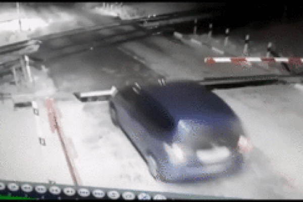 Clip: Ô tô bị tàu hỏa tông biến dạng, nữ tài xế hoảng hốt tháo chạy-1