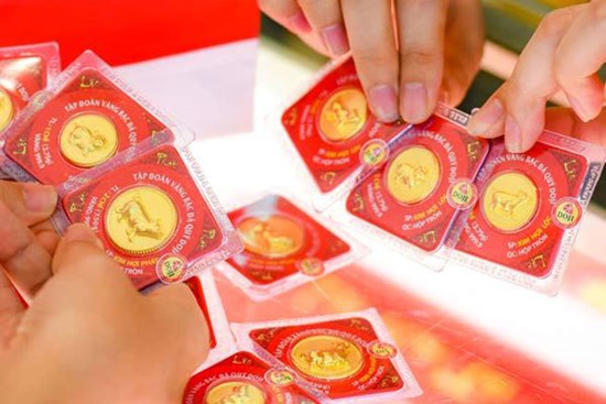 Giá vàng hôm nay 11/1: Thế giới đồng loạt giảm, trong nước cao vút