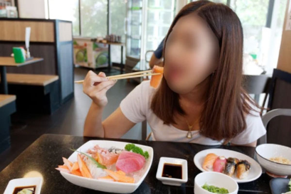 Tỷ phú trúng tiếng sét ái tình với người mẫu nóng bỏng, quỳ gối cầu hôn 10 lần: Mỹ nhân đồng ý làm bà hai khi thấy điều đắt giá hơn vàng-13