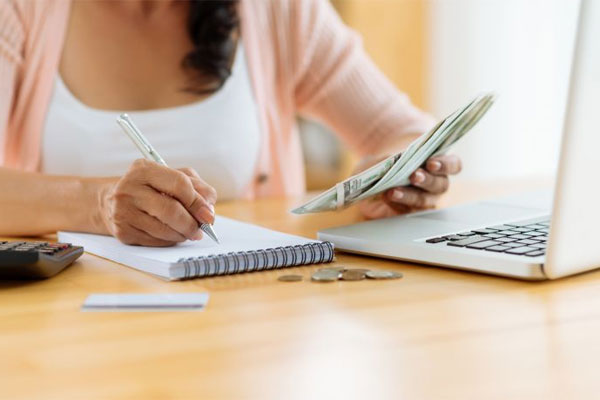 Tháng nào vợ cũng ngửa tay xin tiền, bất ngờ cô ấy mua két sắt đặt giữa nhà, nhìn thấy thứ bên trong mà tôi giật mình sửng sốt-2