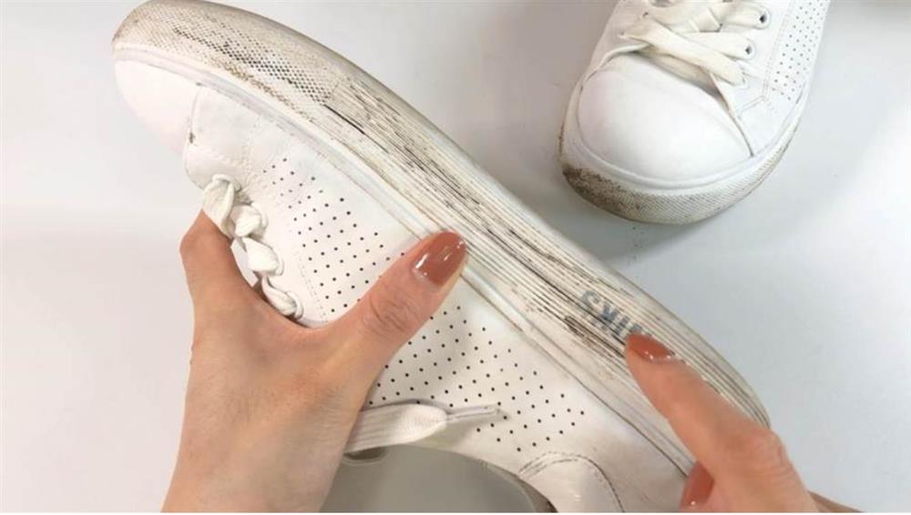 Nếu viền đế của đôi giày trắng bị bẩn đừng dùng nước lau, hướng dẫn bạn một mẹo giúp chúng siêu sạch giống như mới-1