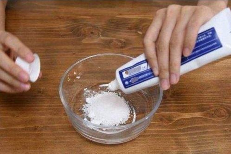 Nếu viền đế của đôi giày trắng bị bẩn đừng dùng nước lau, hướng dẫn bạn một mẹo giúp chúng siêu sạch giống như mới-2