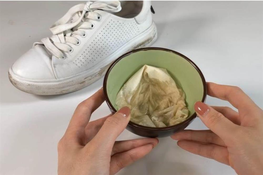 Nếu viền đế của đôi giày trắng bị bẩn đừng dùng nước lau, hướng dẫn bạn một mẹo giúp chúng siêu sạch giống như mới-3