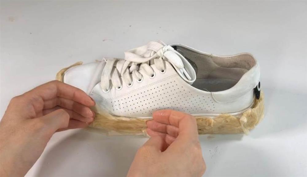 Nếu viền đế của đôi giày trắng bị bẩn đừng dùng nước lau, hướng dẫn bạn một mẹo giúp chúng siêu sạch giống như mới-4