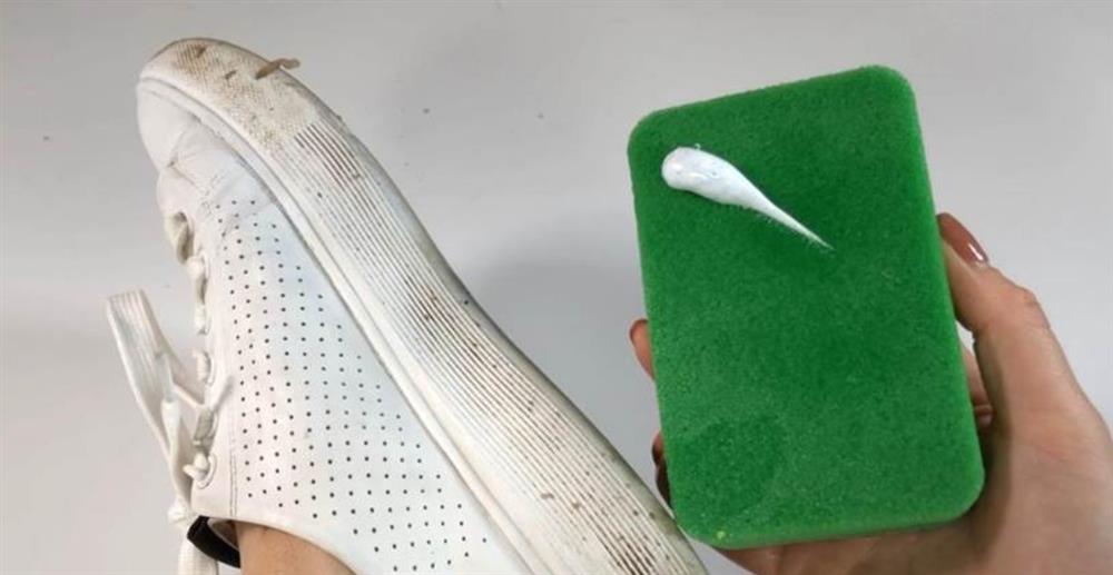 Nếu viền đế của đôi giày trắng bị bẩn đừng dùng nước lau, hướng dẫn bạn một mẹo giúp chúng siêu sạch giống như mới-5