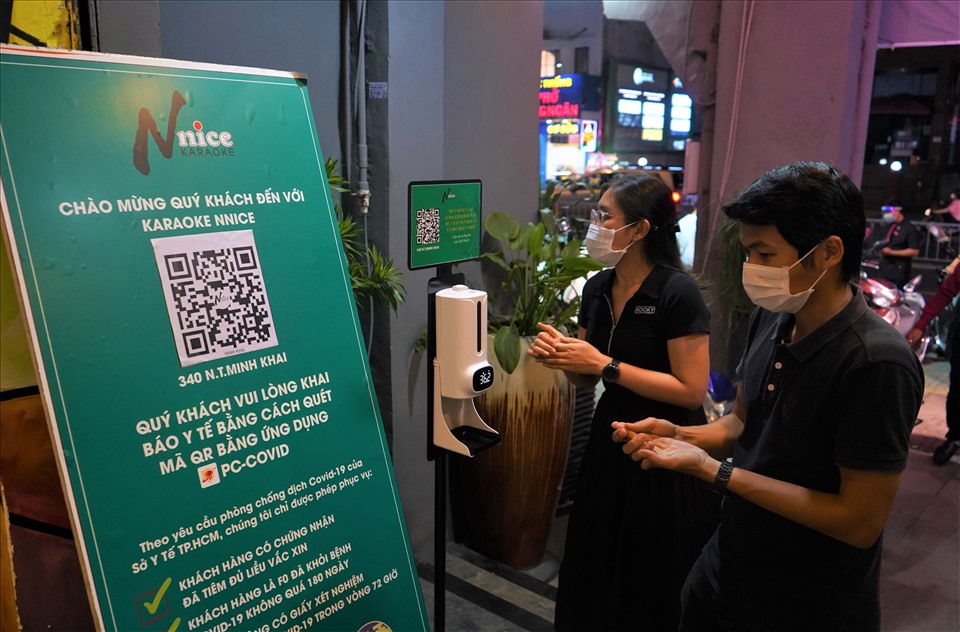 Karaoke ngày đầu mở cửa: Khách đến đặt phòng hát từ 6 giờ chiều-2