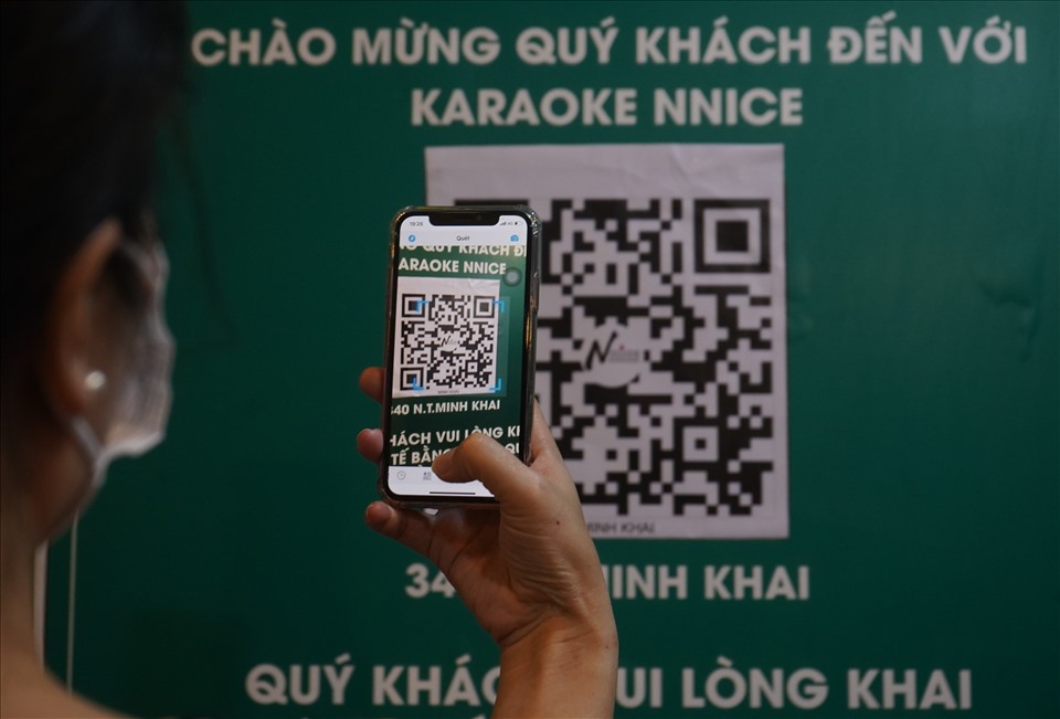 Karaoke ngày đầu mở cửa: Khách đến đặt phòng hát từ 6 giờ chiều-3