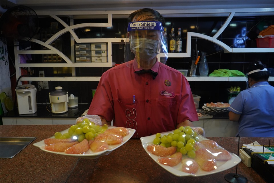 Karaoke ngày đầu mở cửa: Khách đến đặt phòng hát từ 6 giờ chiều-4