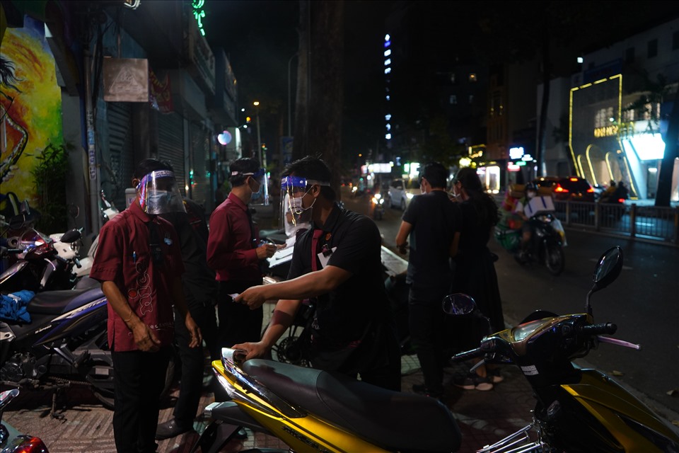 Karaoke ngày đầu mở cửa: Khách đến đặt phòng hát từ 6 giờ chiều-7