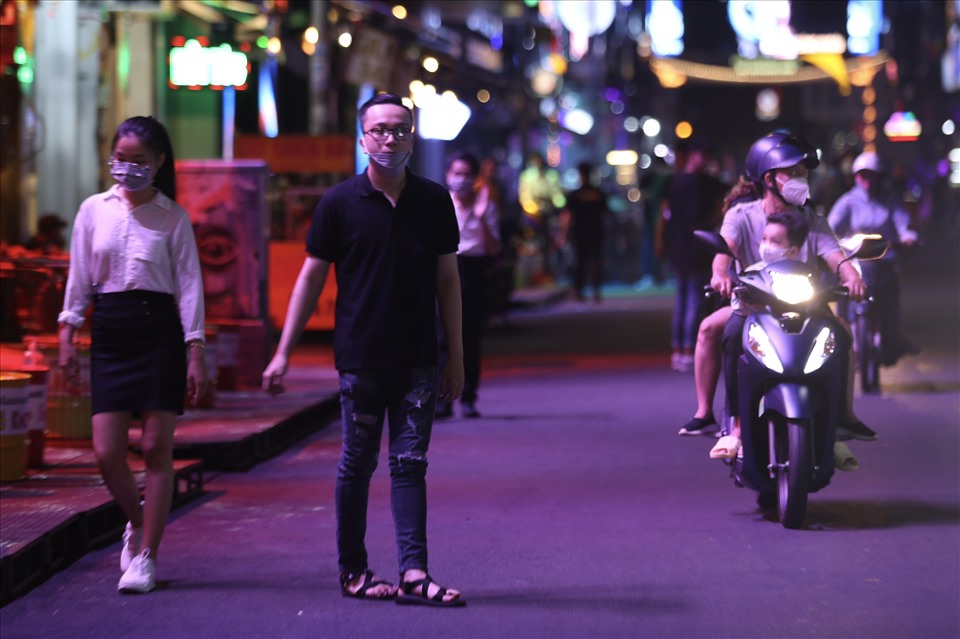 Karaoke ngày đầu mở cửa: Khách đến đặt phòng hát từ 6 giờ chiều-9