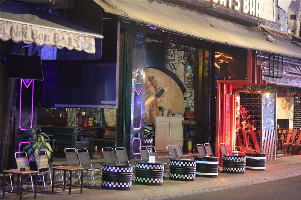 Karaoke ngày đầu mở cửa: Khách đến đặt phòng hát từ 6 giờ chiều-10