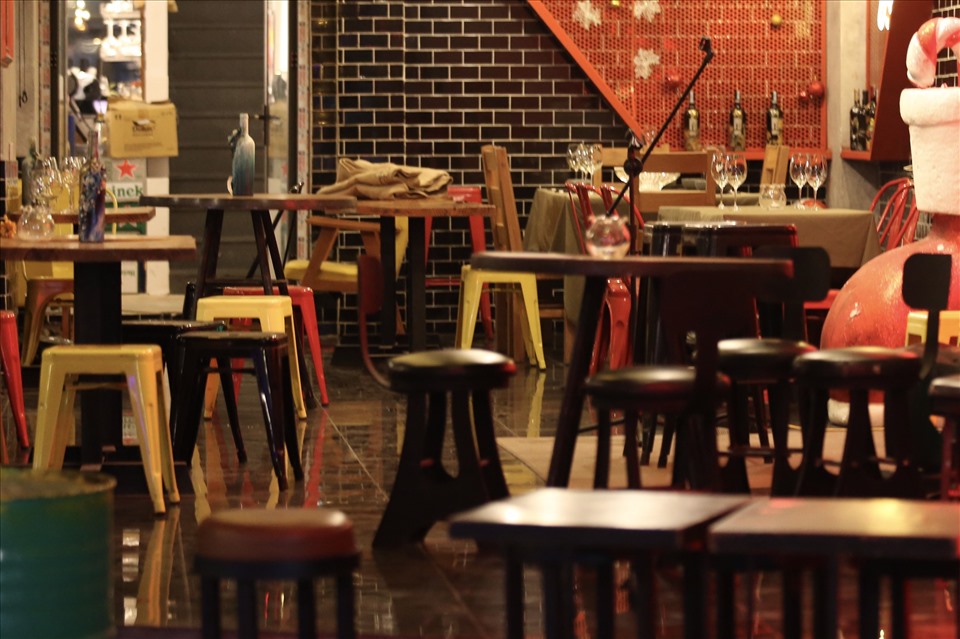 Karaoke ngày đầu mở cửa: Khách đến đặt phòng hát từ 6 giờ chiều-11