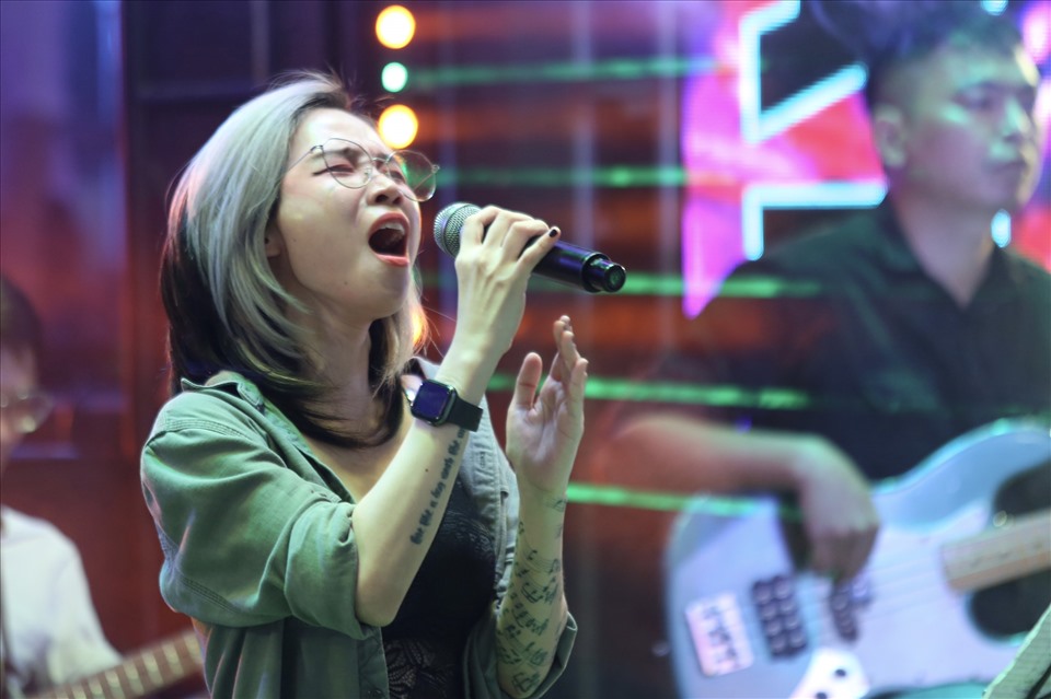 Karaoke ngày đầu mở cửa: Khách đến đặt phòng hát từ 6 giờ chiều-14